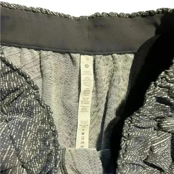 Women’s Lululemon Gray‎ patterned High Waisted Relaxed Crop pants Capris, Sz 10 - Picture 2 of 10